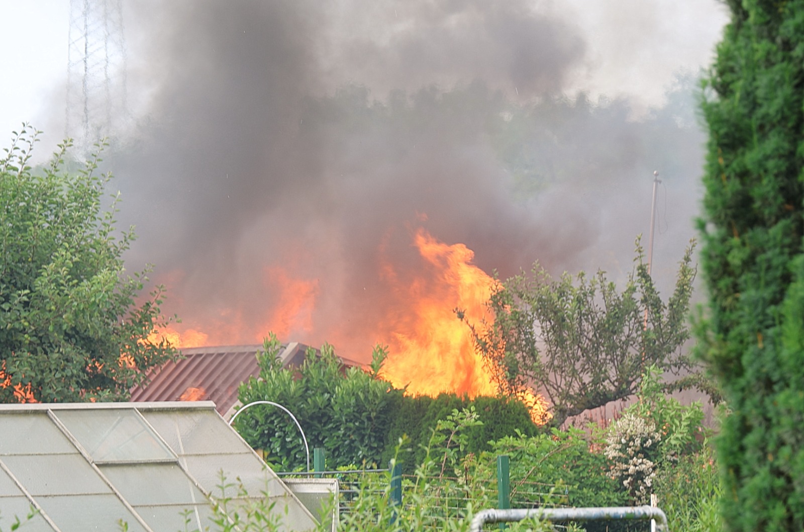 Brand mehrerer Gartenhütten
